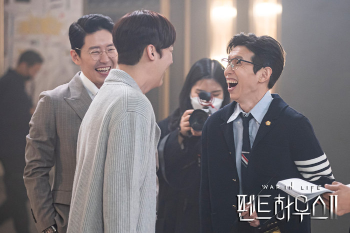 Dàn sao 'Penthouse 2' cười rạng rỡ sau hậu trường Ảnh 8