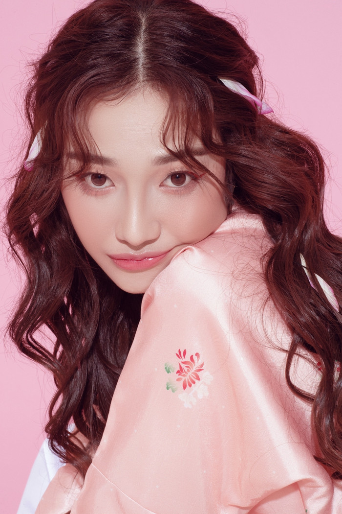 Ăn mừng MV debut vượt 2 triệu view, Hoàng Duyên tung bộ ảnh đẹp mộng mơ trong cổ phục dân tộc Ảnh 10