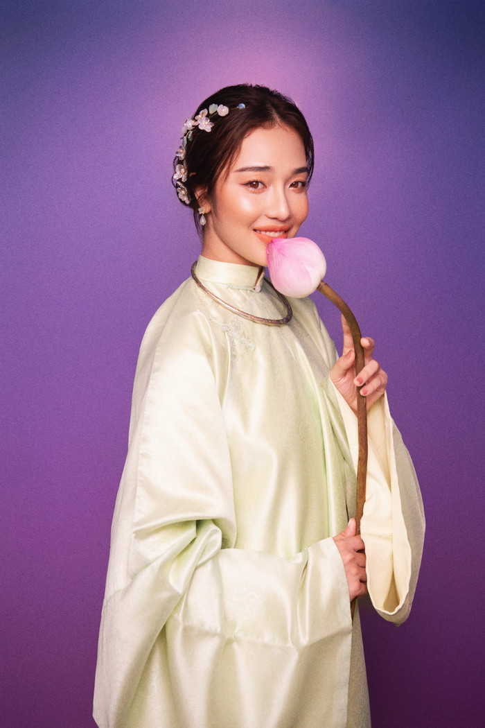 Trong tạo hình thứ hai, Hoàng Duyên đã mang lên người chiếc áo ngũ thân tay thụng (hay còn gọi là áo tấc) màu mạ non, tay cầm một bó sen hồng dịu dàng.