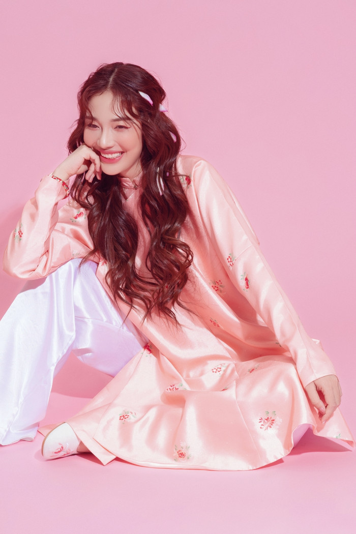 Ăn mừng MV debut vượt 2 triệu view, Hoàng Duyên tung bộ ảnh đẹp mộng mơ trong cổ phục dân tộc Ảnh 11