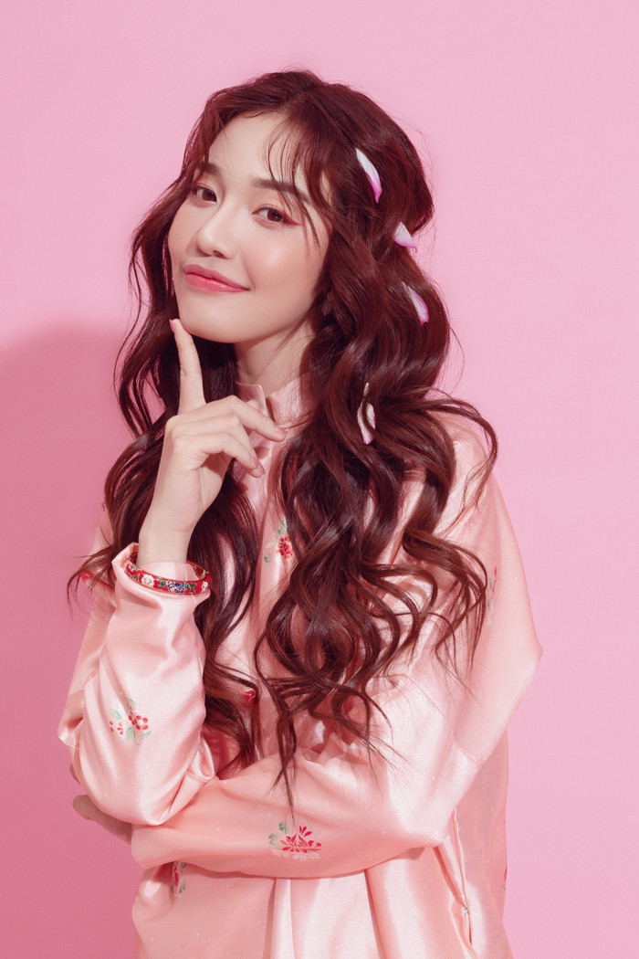 Với bộ ảnh cuối, Hoàng Duyên sử dụng một chiếc áo ngũ thân tay chẽn màu hồng đào được phối với các bộ hoa văn cổ được sử dụng ở tầng lớp quý tộc thời Nguyễn ngày xưa.