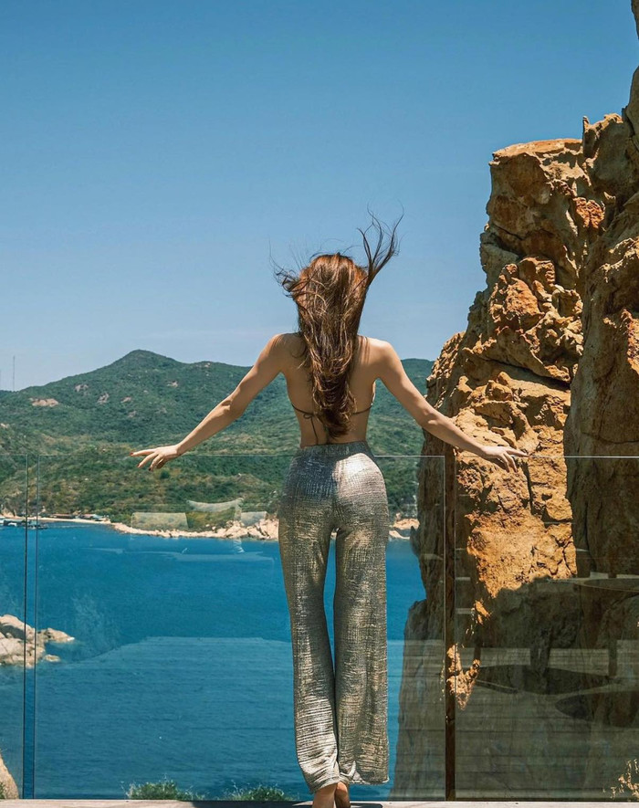 Thân hình hoàn mỹ của Hà Hồ bên cạnh khung cảnh biển hùng vĩ 