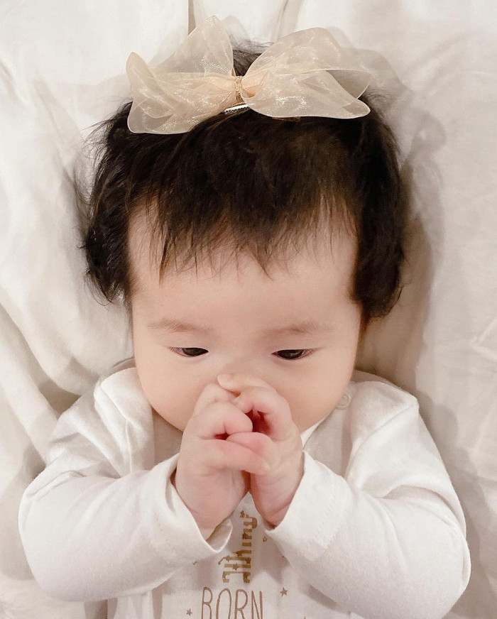 'Thế lực nhí' 5 tháng tuổi của Đông Nhi thường xuyên bị mẹ lôi ra làm mẫu tóc