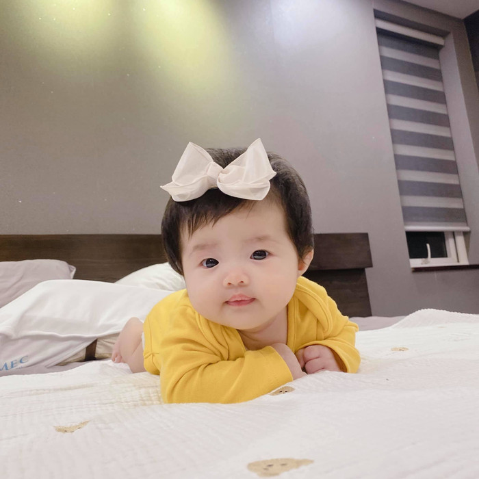 Qua những hình ảnh của bé Winnie được Đông Nhi chia sẻ, có thể nhận thấy nhóc tì không chỉ sở hữu cặp má bánh bao phúng phính mà còn có mái tóc đen dày