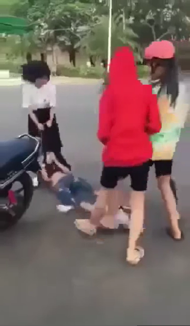 Các nữ sinh này thậm chí còn có ý định xé áo nạn nhân