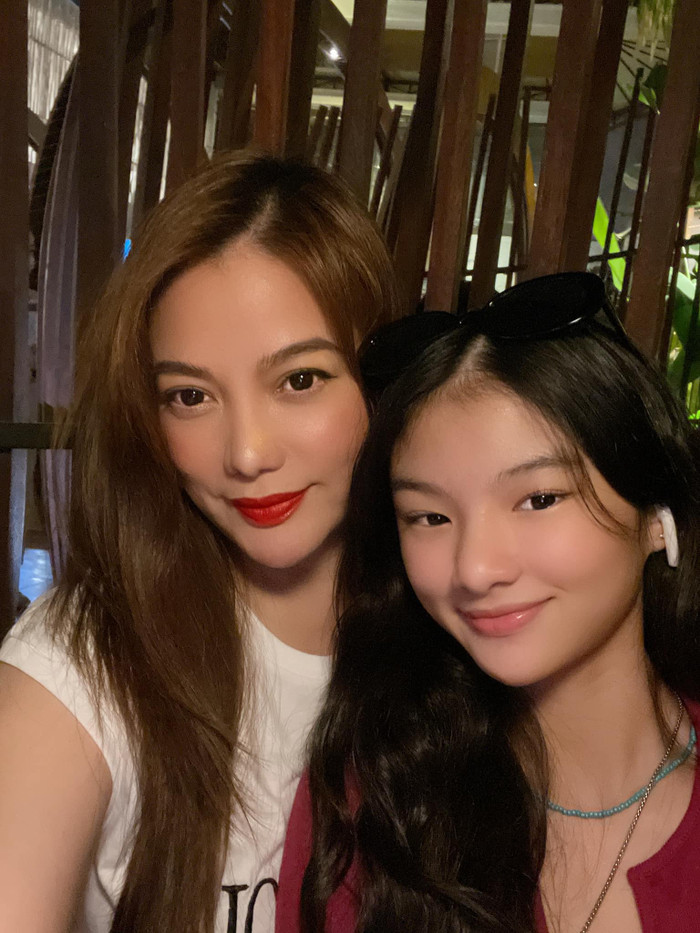 Ái nữ của Trương Ngọc Ánh đọ sắc 'một chín một mười' khi đứng cạnh mẹ Ảnh 3