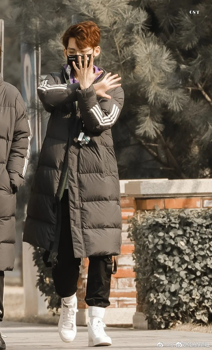 Không chỉ dốc hết công sức trong phòng tập mà anh chàng còn học động tác vũ đạo khi di chuyên đến một địa điểm khác