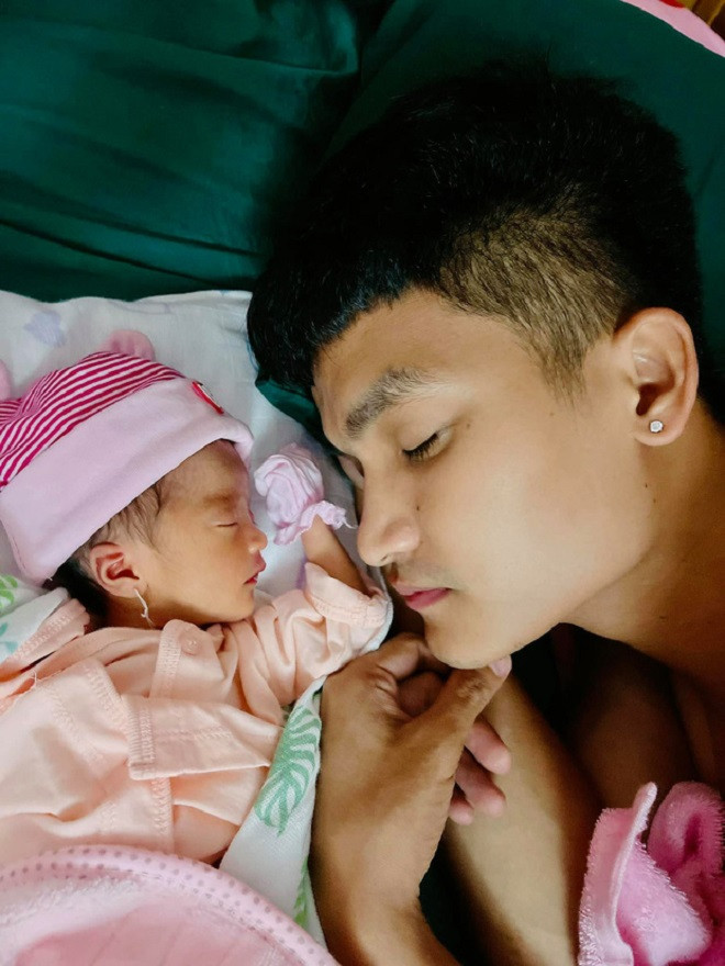 Hình ảnh con gái Mạc Văn Khoa thời điểm vừa chào đời
