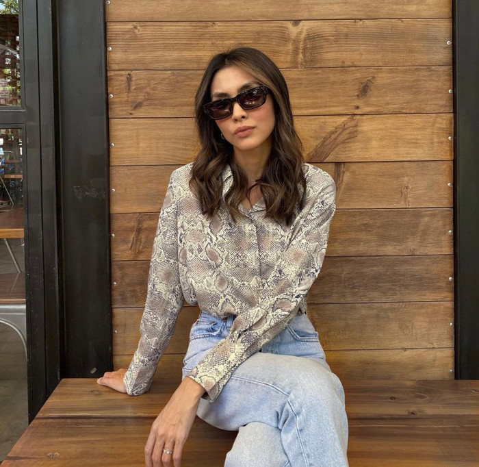 Cô nàng còn diện quần áo kín đáo vì trước đây bị chê gầy quá mức