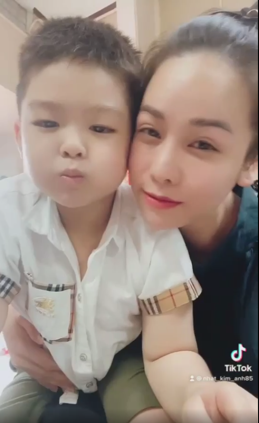 Có thể nói, sau chuỗi ngày 'chiến đấu' với chồng cũ Bửu Lộc thì hiện tại Nhật Kim Anh đã có thể tận hưởng giây phút hạnh phúc bên con trai của mình