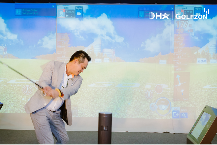 Doanh nhân Đặng Hồng Anh từng là VĐV chuyên nghiệp rất nổi tiếng của quần vợt Việt Nam, cũng là một golfer xuất sắc của giới doanh nhân ở Việt Nam.