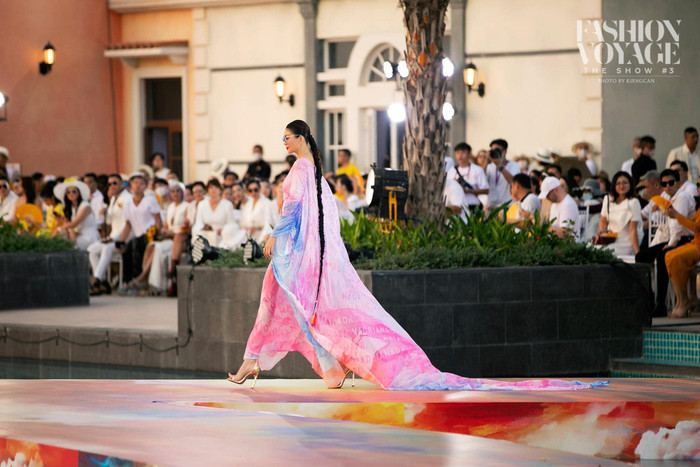 Thanh Hằng và Minh Tú bất phân thắng bại trong cuộc chiến 'màu hồng”' Ảnh 4