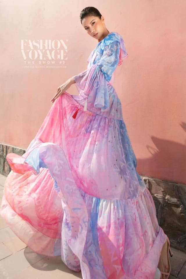 Thanh Hằng và Minh Tú bất phân thắng bại trong cuộc chiến 'màu hồng”' Ảnh 3