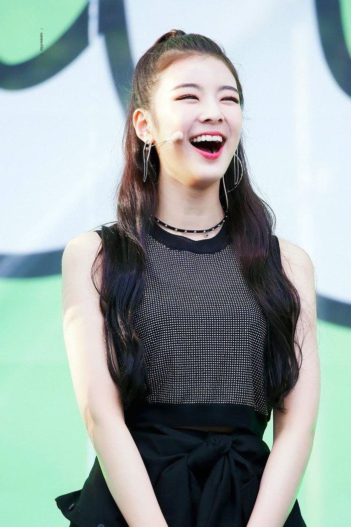 Những lần chạm mặt thần tượng K-Pop mà fan không ngờ đến Ảnh 3