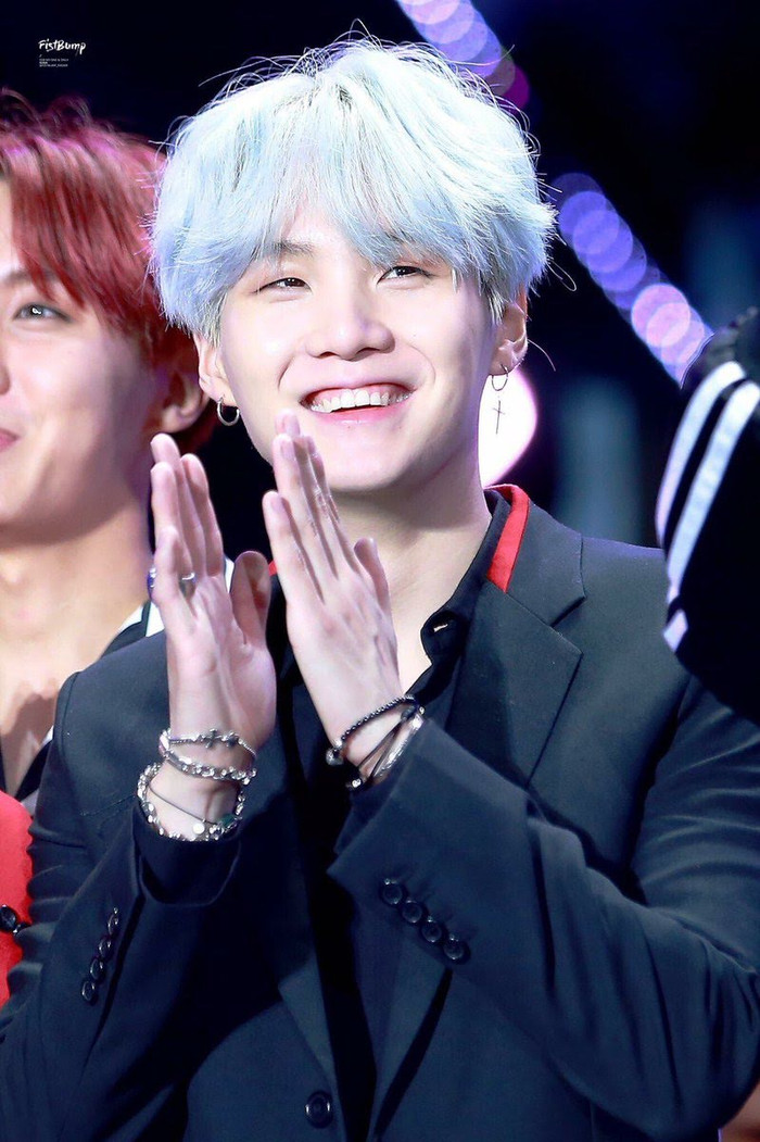 Những lần chạm mặt thần tượng K-Pop mà fan không ngờ đến Ảnh 4