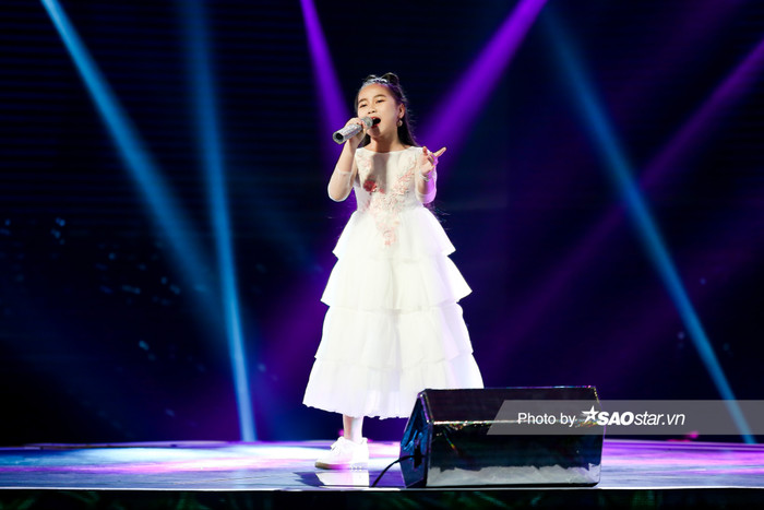 Khánh Linh chinh phục khán giả bằng quãng giọng cao ngất, hát 'Mẹ yêu' khiến fan nghẹn ngào xúc động Ảnh 4