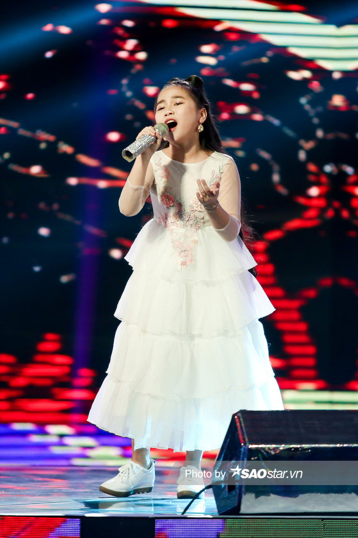 Khánh Linh  khiến khán giả “trầm trồ” với màn thể hiện chất giọng cao trong ca khúc Mẹ yêu.