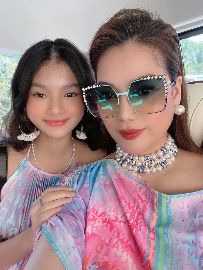 Cận cảnh nhan sắc của mẹ con nhà Trương Ngọc Ánh  khi cả hai đều chọn các phụ kiện trang sức ngọc trai nổi bật