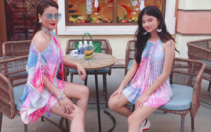 Trương Ngọc Ánh cùng con gái diện đồ đôi bừng sáng cả góc phố Ảnh 2