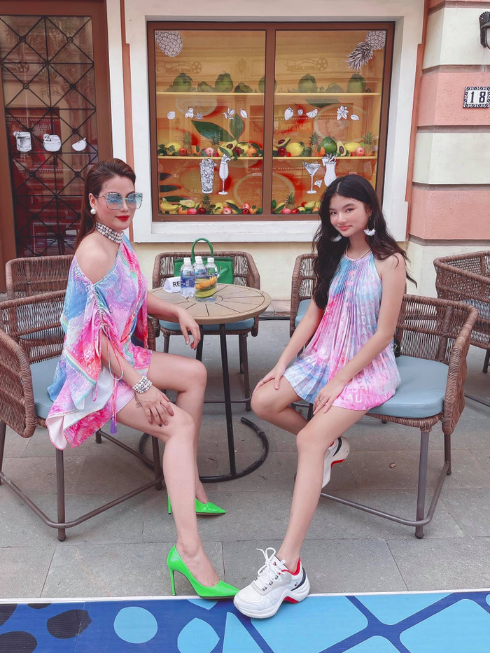 Trương Ngọc Ánh diện đồ đôi cùng con gái trong chuyến du lịch ở Phúc Quốc được chính cô update trên trang cá nhân 