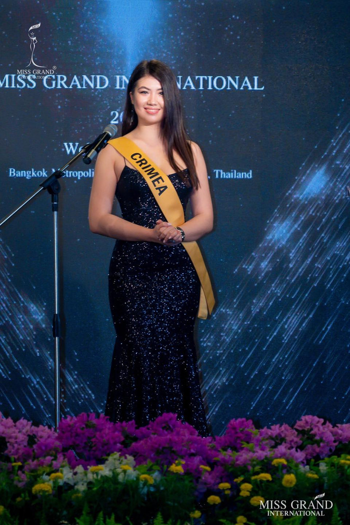 Mặc dù được cứu cánh rất nhiều bởi bộ váy màu đen lấp lánh ấn tượng, nhưng đại diện đến từ Crimea vẫn trông khá tròn trịa, đặc biệt là cánh tay khá to và vòng eo kém thon gọn.