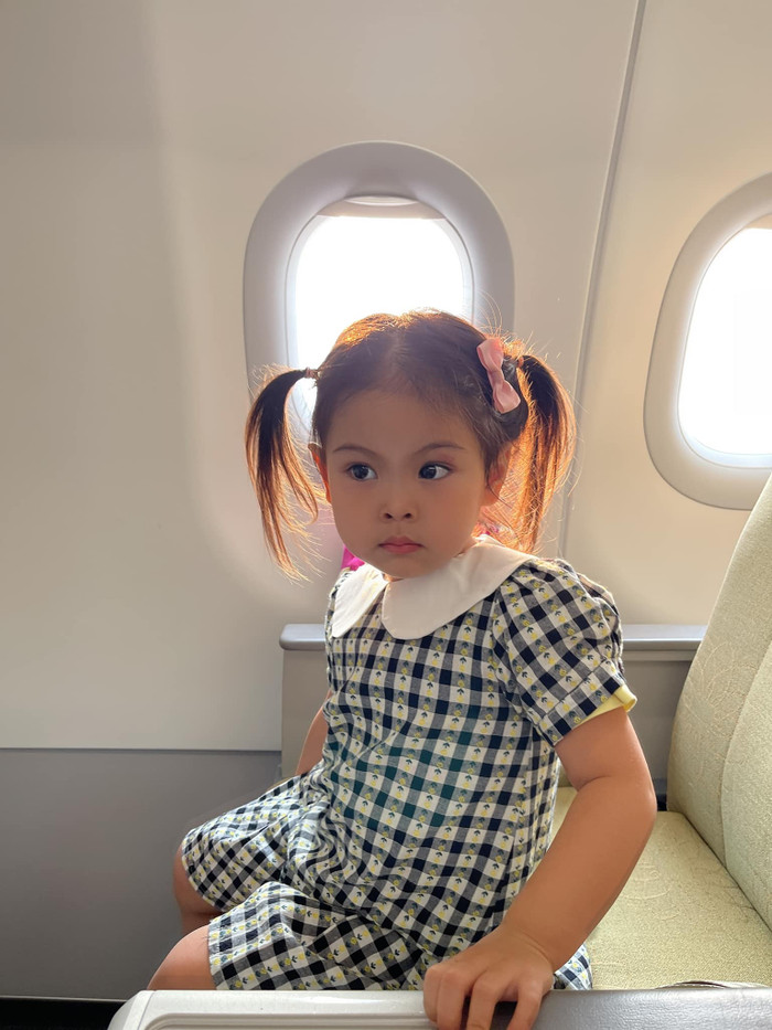 Bé Talia khiến dân mạng ''rụng tim'' với vẻ ngoài xinh như búp bê