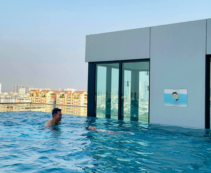 Bé Talia khiến dân mạng trầm trồ trước khả năng bơi lội của mình