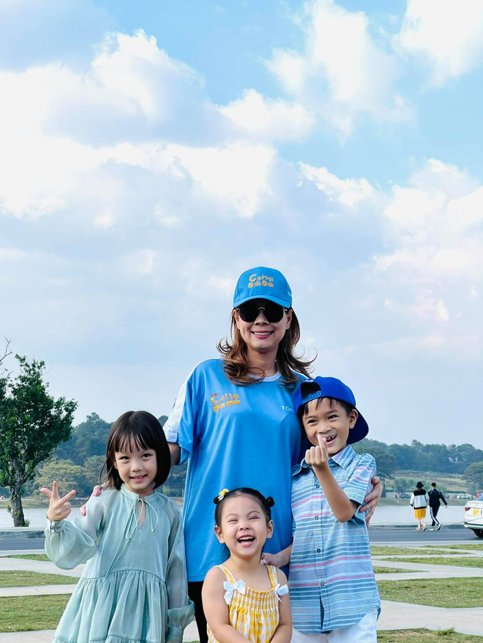 Có thể thấy Thanh Thảo chăm chút kỹ lưỡng cho con gái mình từ kiểu tóc đến trang phục