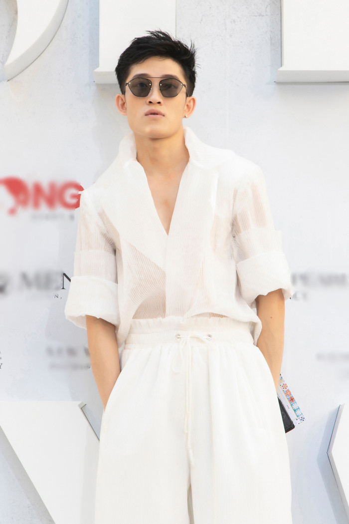 NTK Nguyễn Tiến Truyển chọn ghi điểm cùng cả cây trắng tinh tế. 