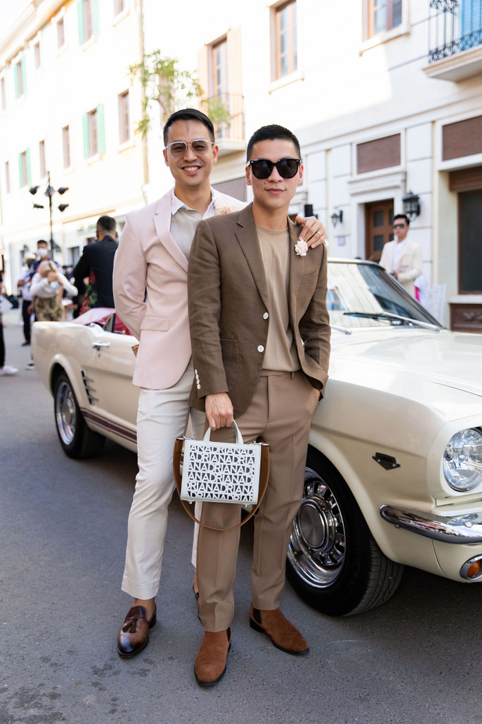 NTK Adrian Anh Tuấn cùng Sơn Đoàn nam tính với cả cây suit tông nâu trầm ấm. 