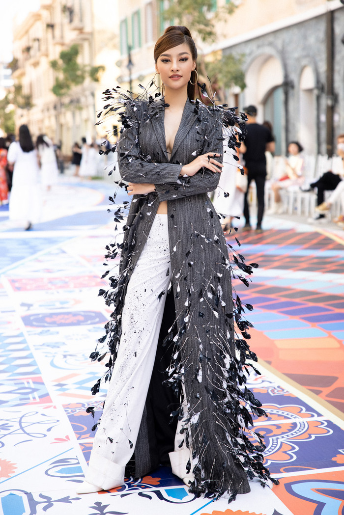 Á hậu Kiều Loan khiến công chúng chẳng thể rời mắt ngắm nhìn khi khoe sắc trong mẫu áo vest dáng dài đính kết hàng trăm chiếc lông vũ, để lộ thềm ngực cùng xu hướng không nội y. 