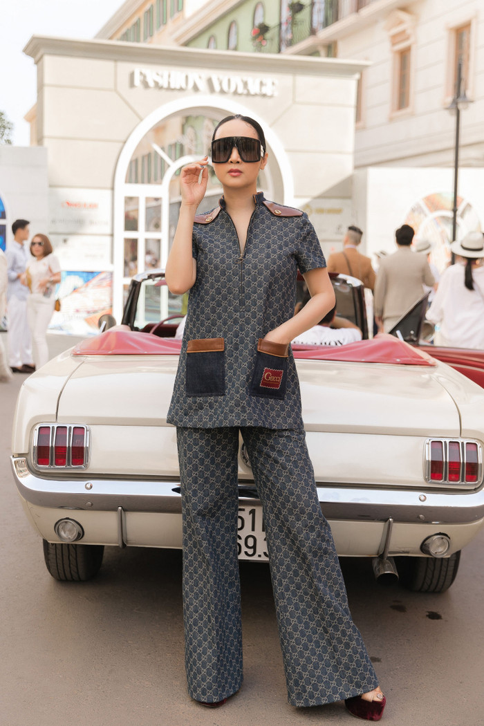 Hoa hậu Đền Hùng Giáng My gây ấn tượng cùng nhan sắc không tuổi trong bộ suit quyền lực hơi hướng street wear. Cô còn đầu tư kiểu tóc tết bím dài sau lưng.