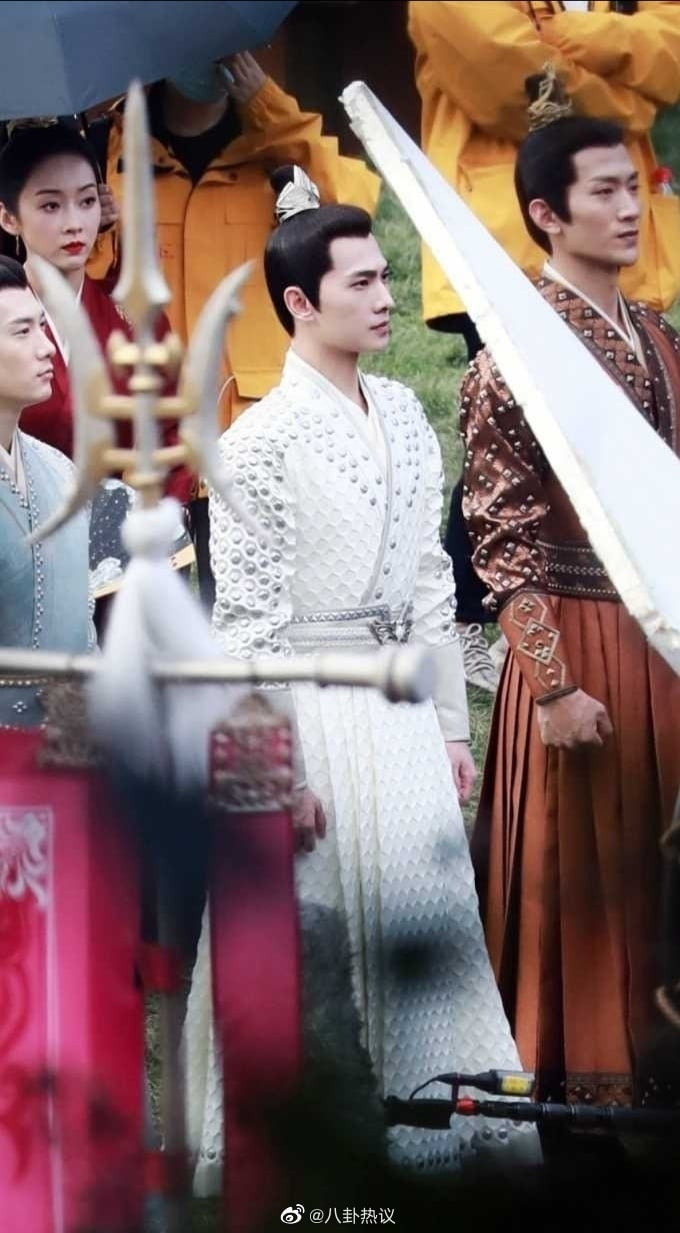 Dương Dương búi tóc đẹp không góc chết trên phim trường 'Thả thí thiên hạ' Ảnh 8