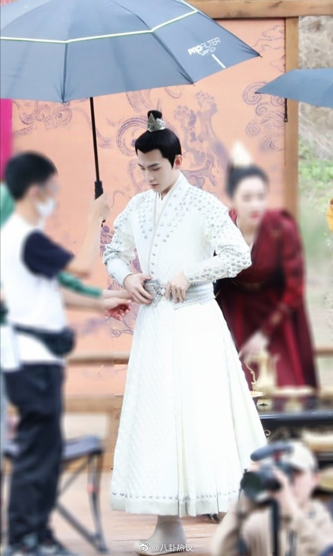 Dương Dương búi tóc đẹp không góc chết trên phim trường 'Thả thí thiên hạ' Ảnh 7