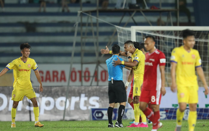 HLV Nguyễn Văn Sỹ tố trọng tài 'cướp' phạt đền của CLB Nam Định Ảnh 2