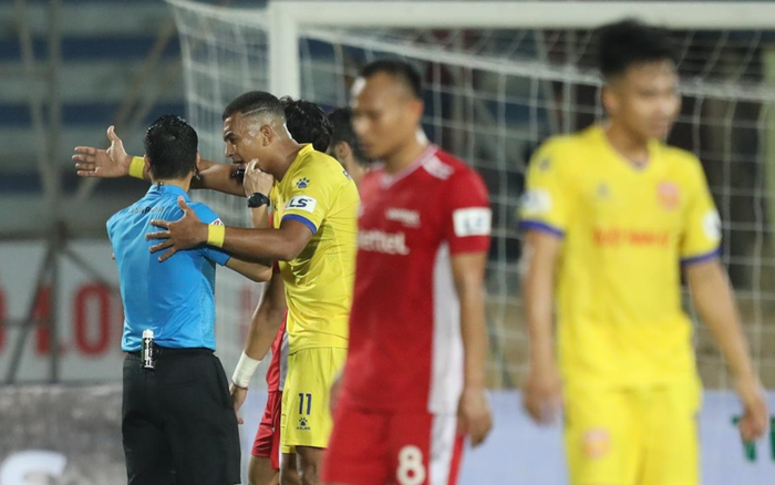 VIDEO: Tình huống Nam Định mất oan quả penalty trước Viettel Ảnh 2