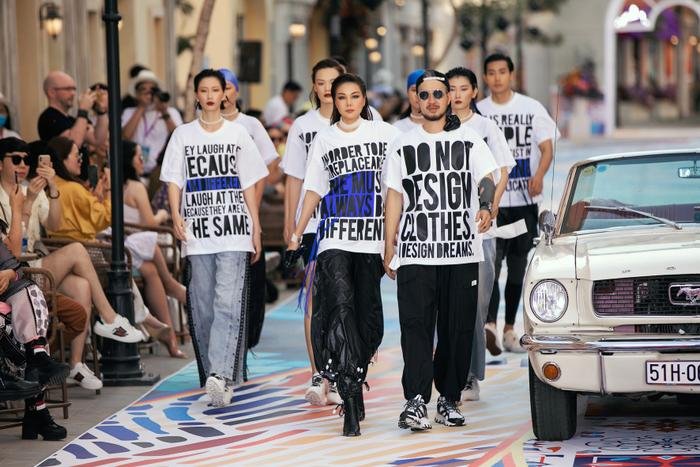 Thanh Hằng, Hoàng Thuỳ cân trọn sàn runway, thần thái đỉnh cao khiến fan choáng ngợp Ảnh 9