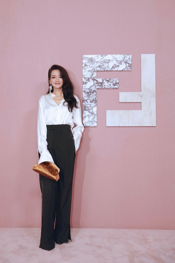 Trương Bá Chi 'lấn át' Triệu Vy làm model sải bước trong show Fendi Ảnh 9