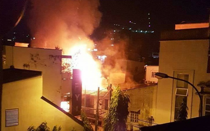 Giải cứu thành công đôi vợ chồng cùng 2 con mắc kẹt trong căn nhà bốc cháy dữ dội ở TP.HCM Ảnh 2