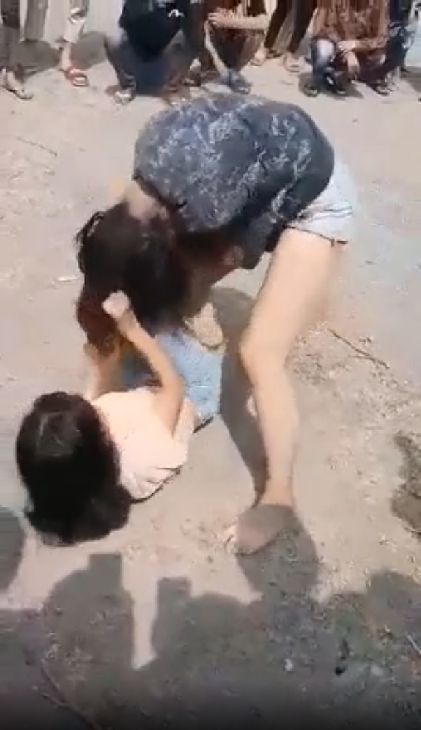 Hai nữ sinh đánh nhau túi bụi giữa đám đông đang cổ vũ gây phẫn nộ.