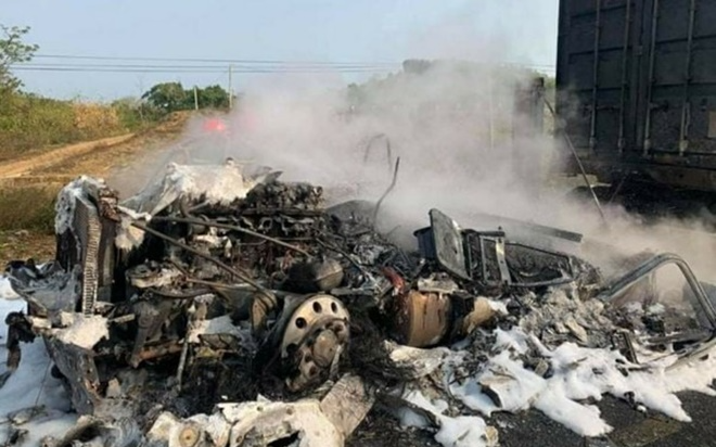 Xe đầu kéo bốc cháy dữ dội sau va chạm, kéo lê xe máy 50m khiến 2 người thương vong Ảnh 2