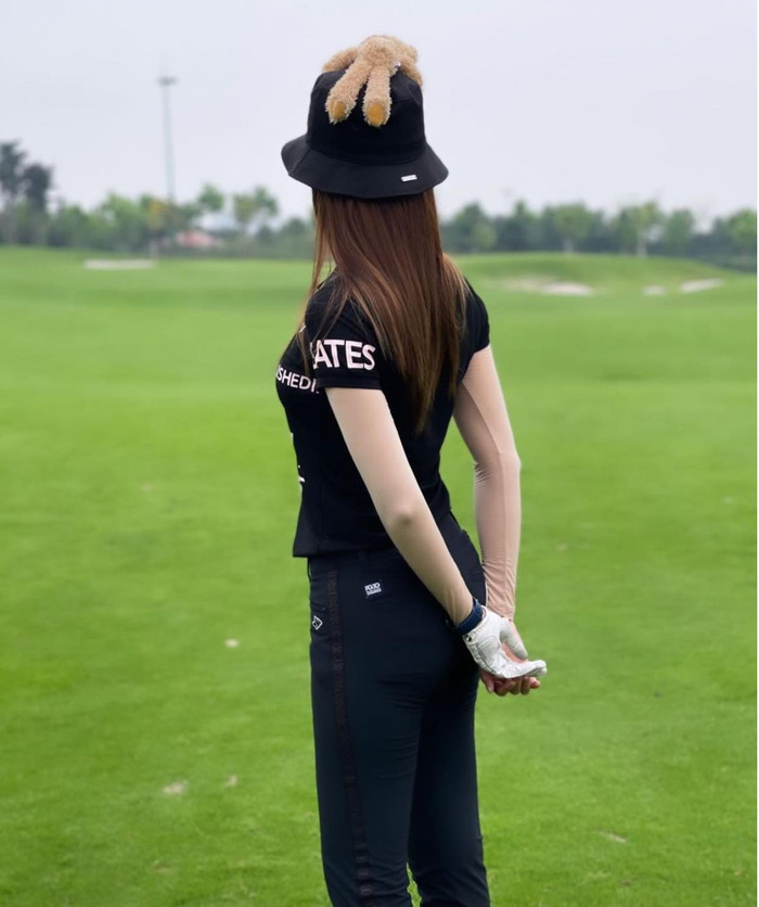 Huyền My thậm chí bày tỏ sư yêu thích dáng mũ lí lắc này trên trang cá nhân của mình