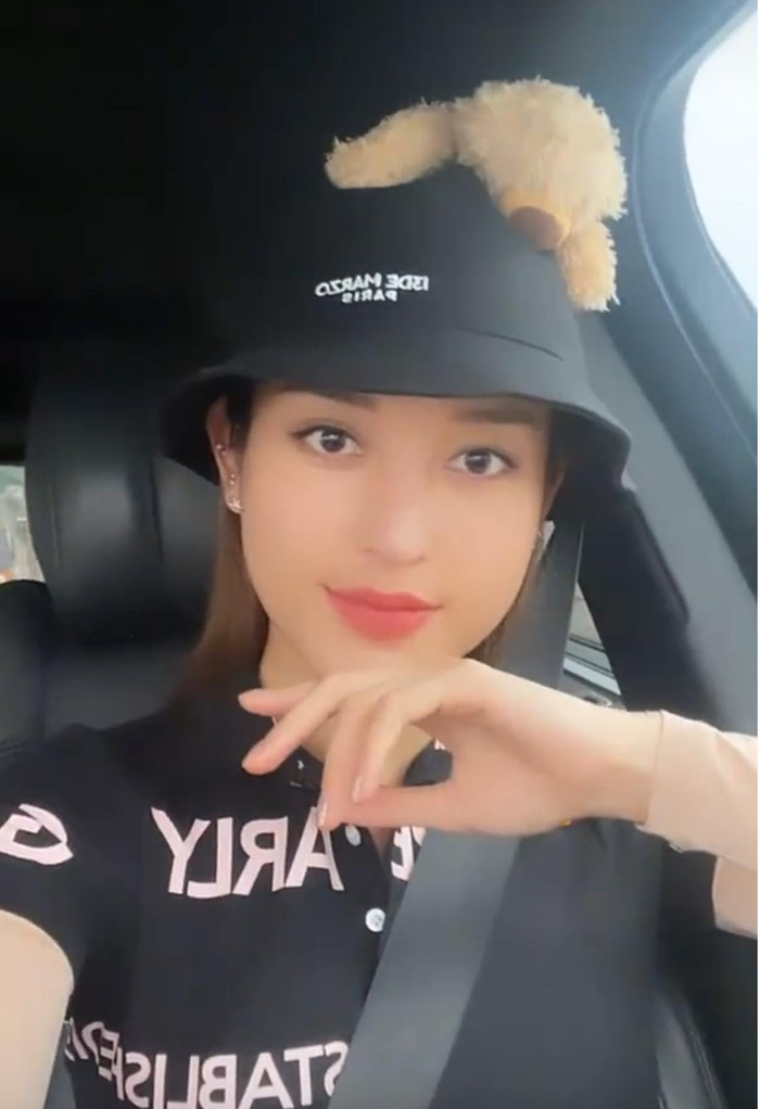 Á hậu Huyền My update trên stories khoe khéo kiểu mũ 'độc đáo' của mình với các fans vừa đây