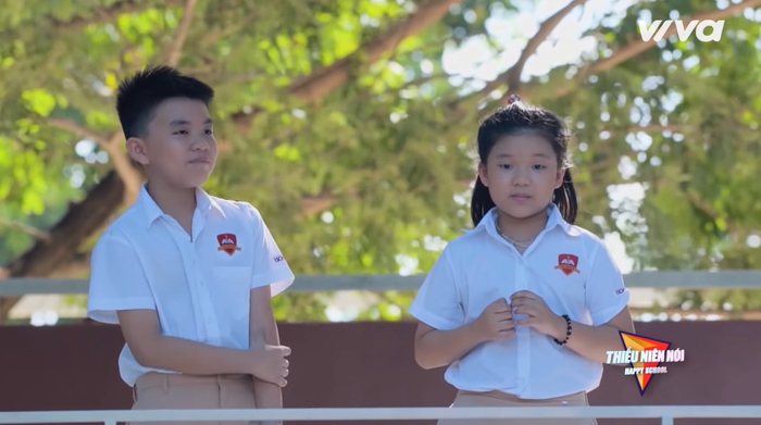 Hai anh em gửi lời động viên đến ba và bà ngoại 