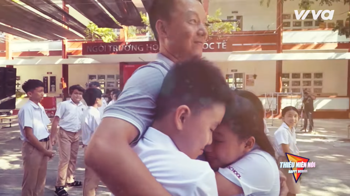 Khoảnh khắc ấm áp đầy yêu thương của ba bố con