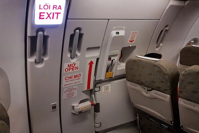 Một hành khách bị phạt 15 triệu đồng khi mở cửa thoát hiểm máy bay Bamboo. Ảnh minh họa