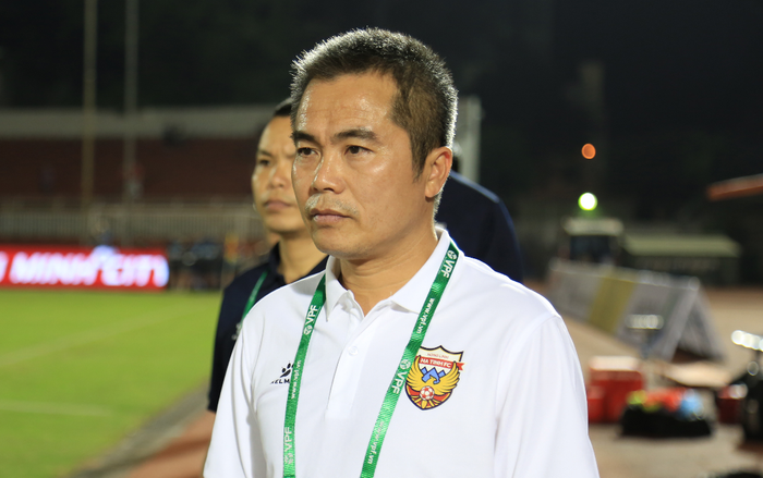HLV Minh Đức 'đậu xe buýt' khiến Kiatisak lỡ cơ hội lên đỉnh, HAGL chỉ hơn Hà Nội FC 1 điểm Ảnh 2