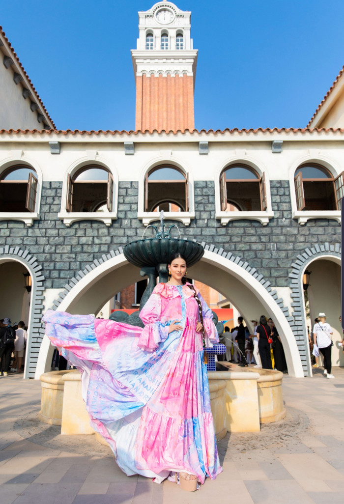 Hoa hậu Phương Khánh ưu ái mẫu váy maxi xòe bồng bềnh phối hoà nhiều gam màu pastel.