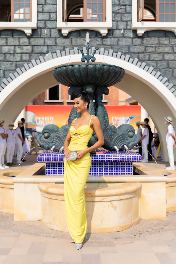 Với sắc da nâu bóng cùng đường cong bốc lửa, không quá khi nói rằng, H'Hen Niê trông như một nữ thần quyến rũ trong chiếc váy vàng của NTK Lê Thanh Hòa nơi thảm đỏ chương trình. 