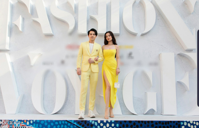 Nữ ca sĩ chọn cho mình mẫu đầm hai dây đơn giản, tóc uốn xoăn lọn nhẹ nhàng trong khi Ông Cao Thắng đóng bộ cùng cả cây suit đơn sắc, cả hai sáng tạo này đều là của nhà mốt Lê Thanh Hòa. 